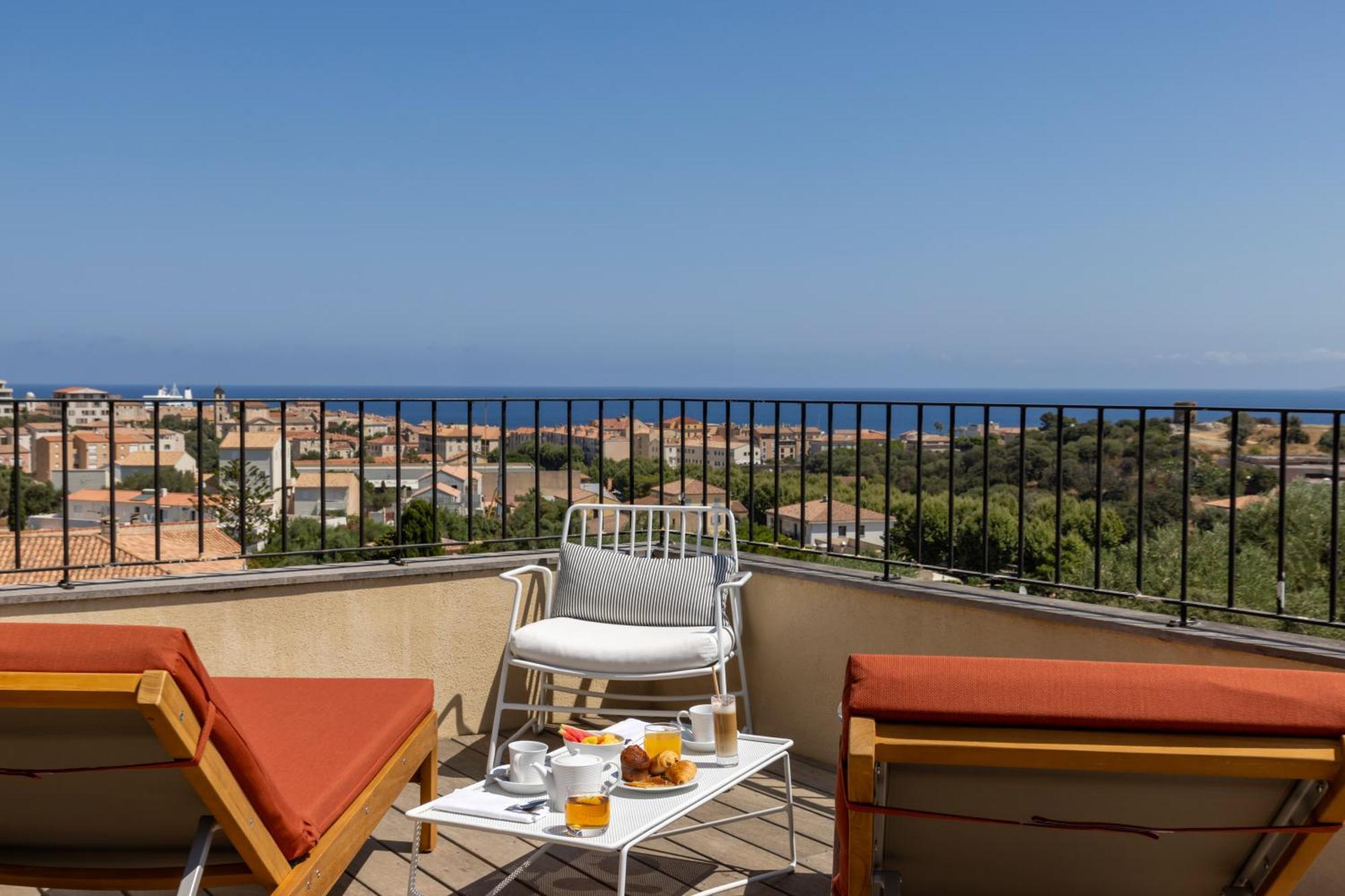 Hotel Restaurant Villa Josephine LʼÎle-Rousse Exteriör bild